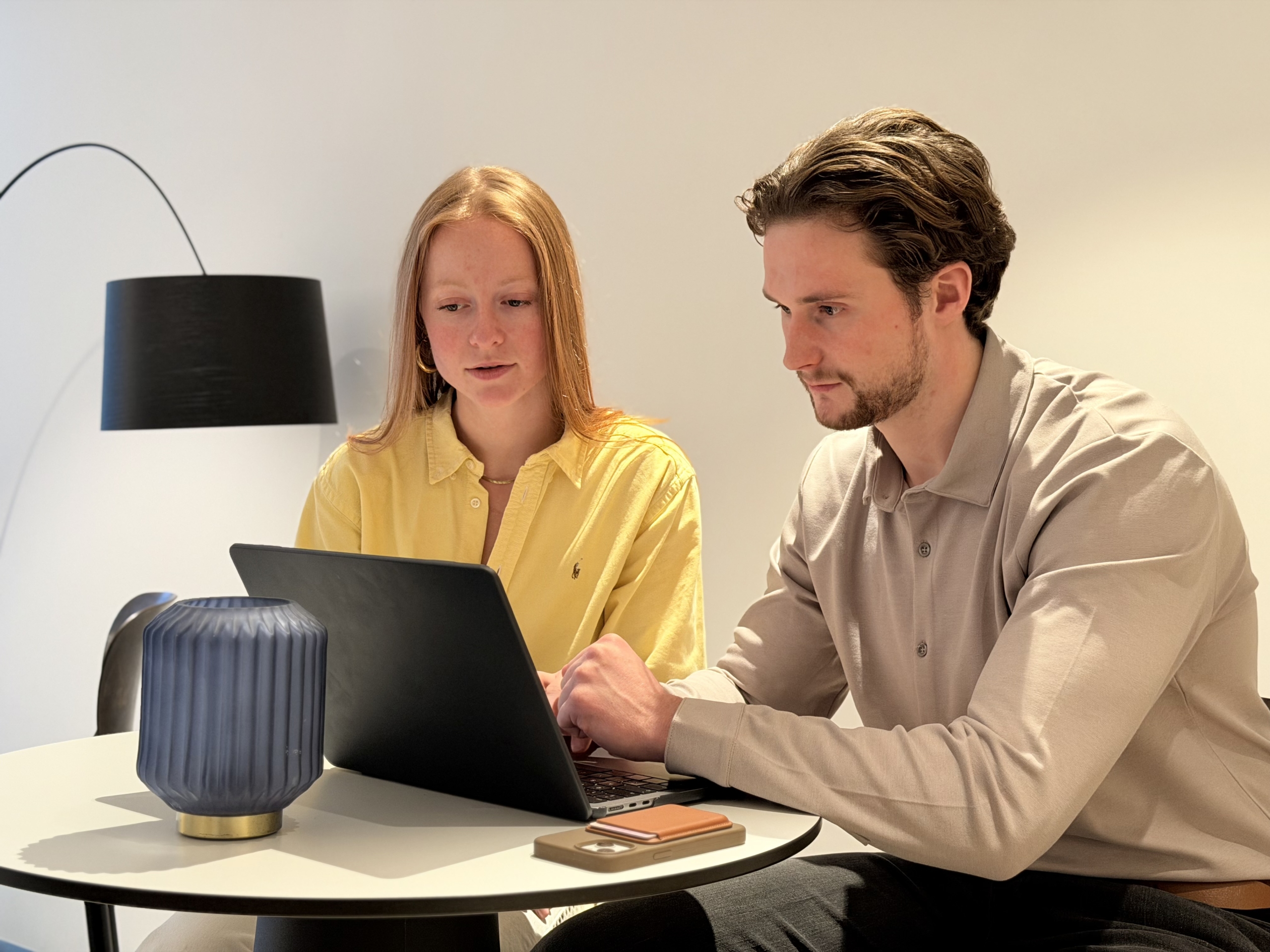 Sytske en Tycho aan het werk aan een verkoopstrategie