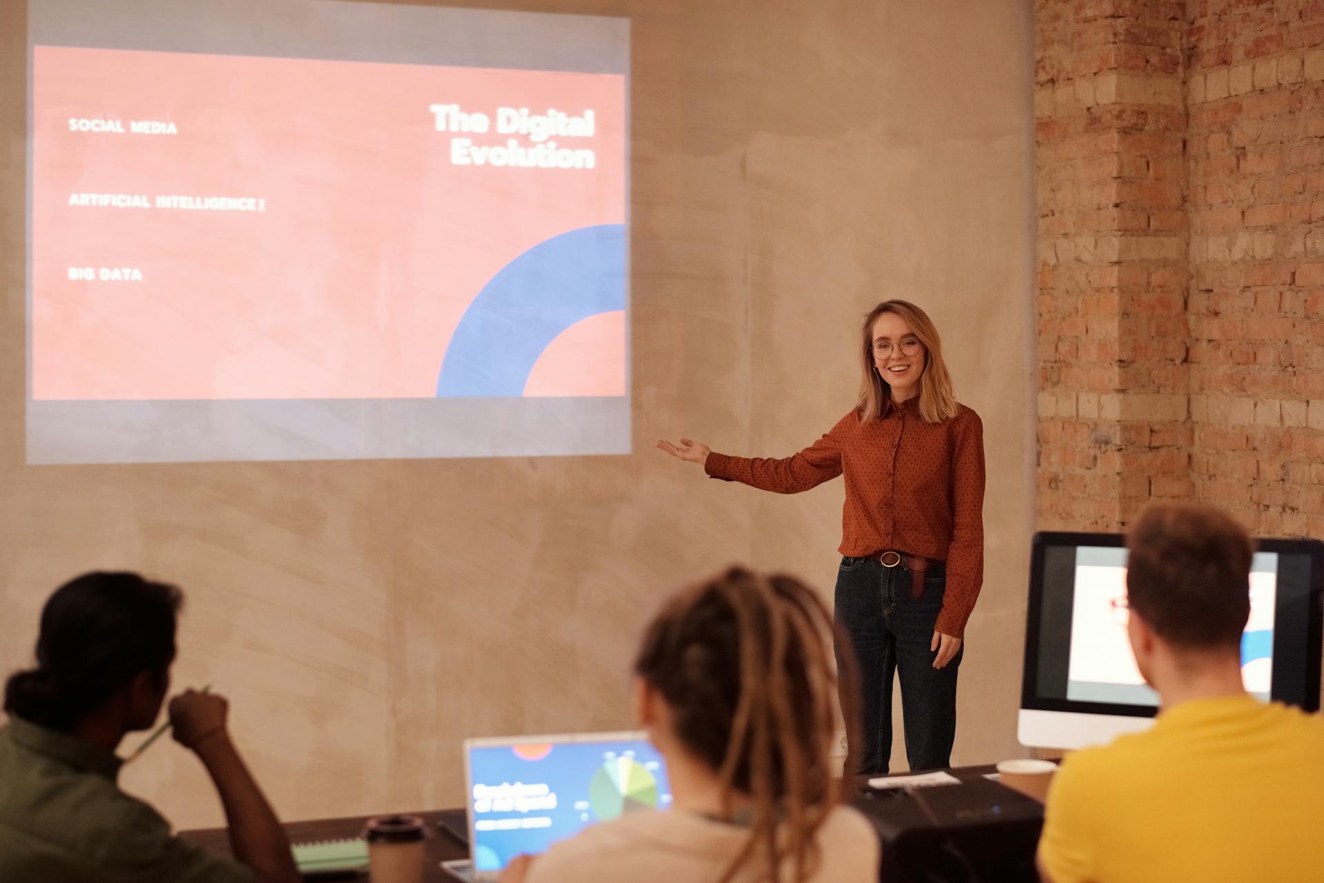 Een foto van een presentatie met Digital Revolution, wat symbool staat voor ai in recruitment wat een versneller kan zijn maar nog niet kan vervangen